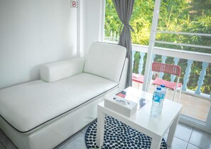 Superior Studio, 1 King Bed, Balcony, Mountain View | Desk, soundproofing, free WiFi, bed sheets - Baan Suan Villa 1 (Patong)