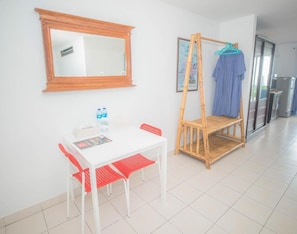 Suite Deluks, 1 Tempat Tidur King, pemandangan laut, menghadap laut | Meja kerja, kedap suara, Wi-Fi gratis, dan seprai linen