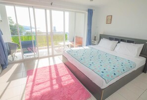 Deluxe Studio, 1 King Bed, Sea View, Sea Facing | Desk, soundproofing, free WiFi, bed sheets - Baan Suan Villa 1 (Patong)