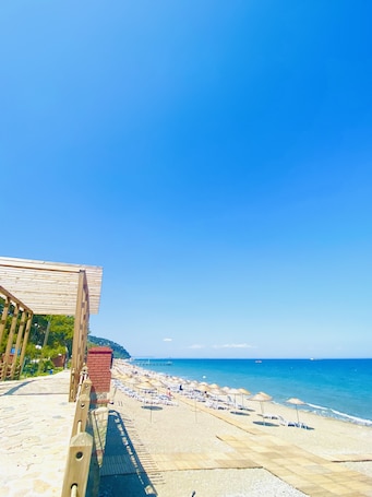 Una playa cerca, toallas de playa