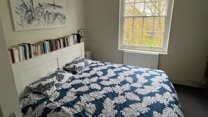 Apartamento básico, várias camas | 3 quartos, espaço de trabalho para notebook