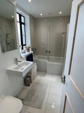 Eenvoudig appartement, meerdere bedden | Badkamer | Handdoeken, zeep, shampoo, toiletpapier