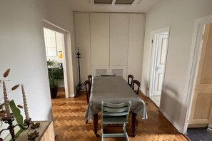 Basic-lejlighed - flere senge | Spiseområde