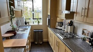 Apartamento básico, várias camas | Cozinha privada | Geladeira, fogão, cooktop, lava-louças