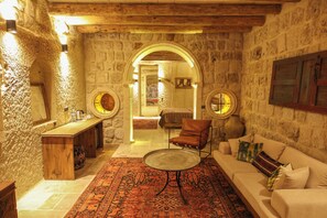 Suite Signature, piscine privée | Draps en coton égyptien, literie de qualité, minibar, décor unique