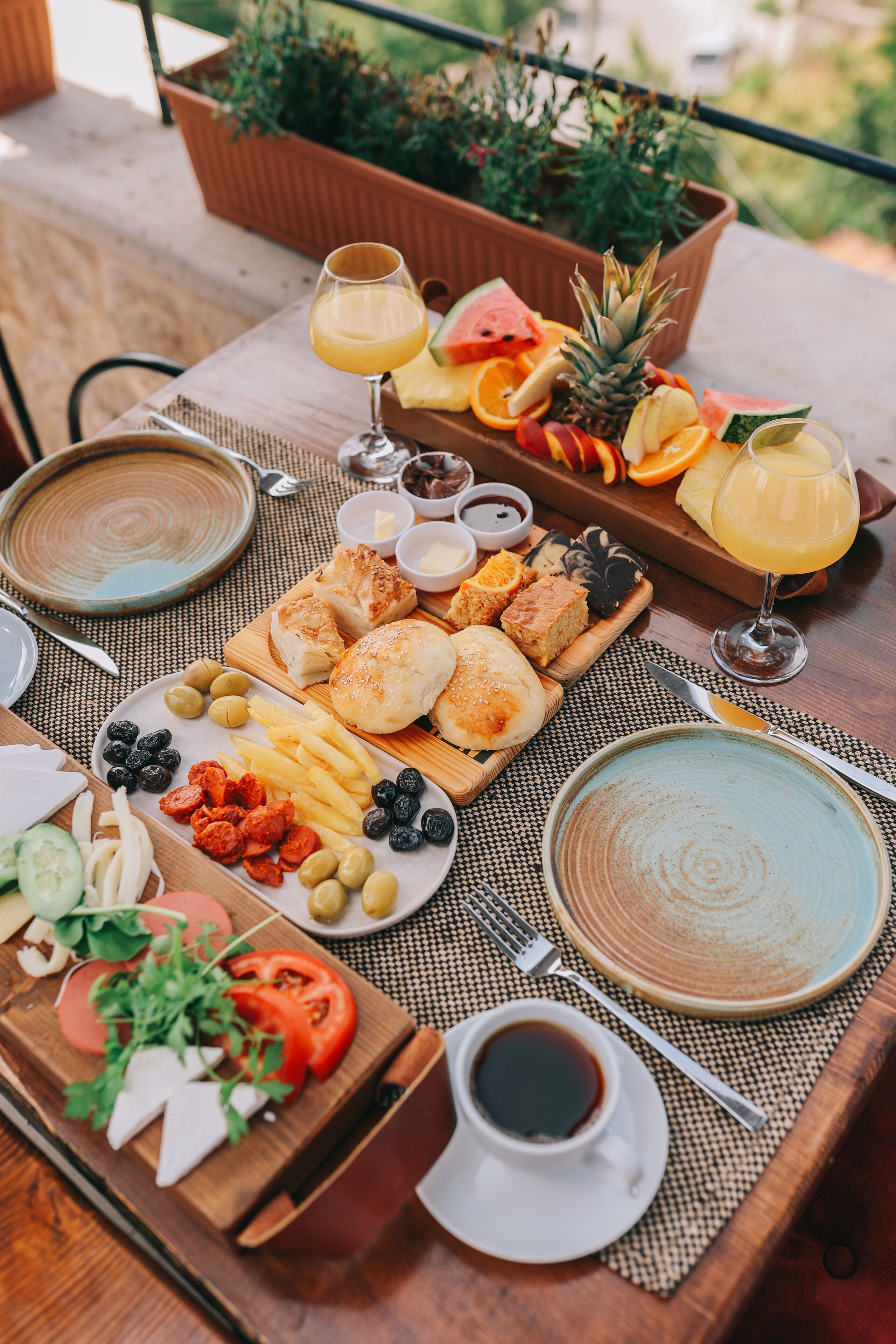 Um buffet de café da manhã com diversas comidas e bebidas.
