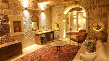 Suite Signature, piscina privada | Zona de estar | Suelo radiante