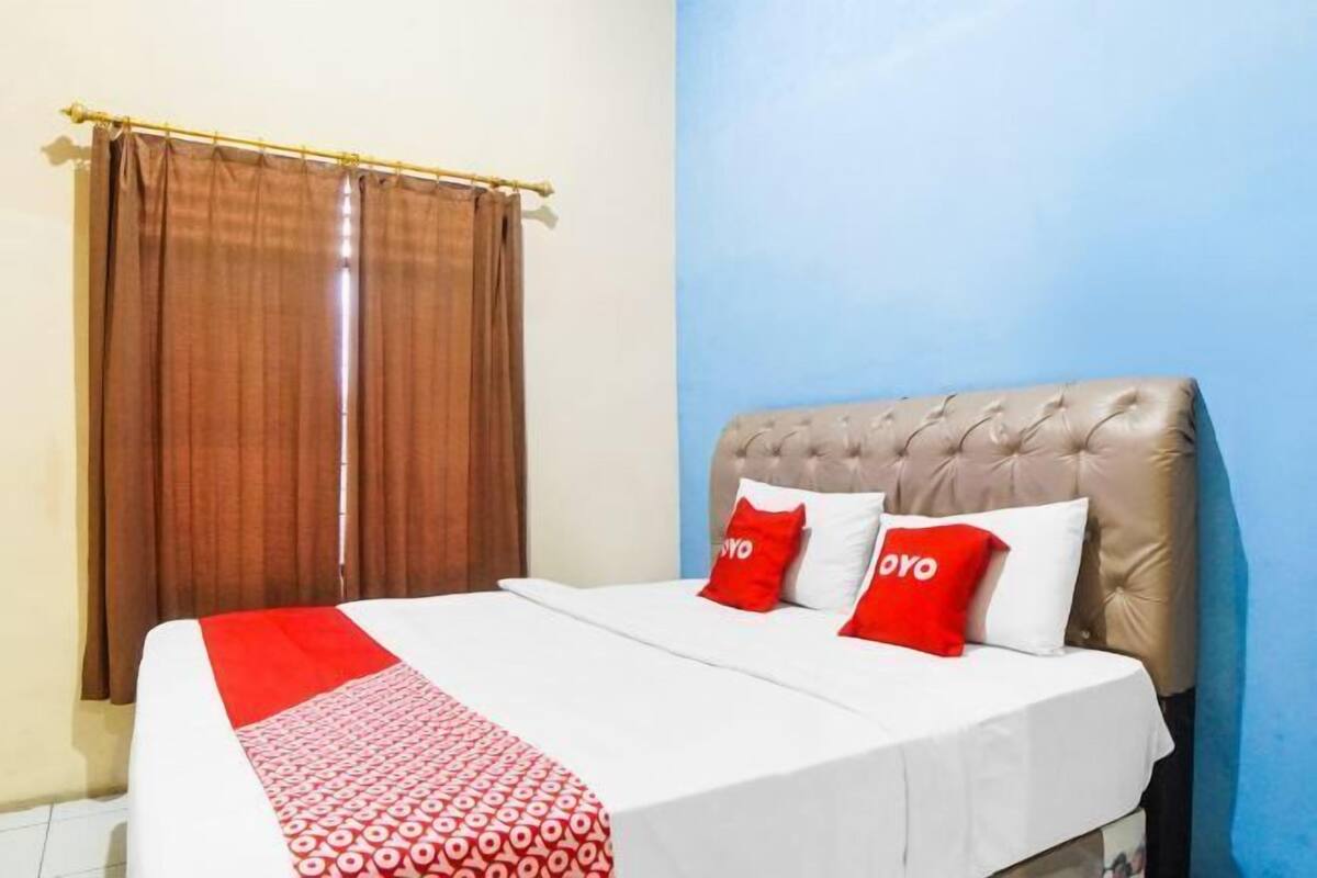 Laptop workspace, free WiFi, bed sheets