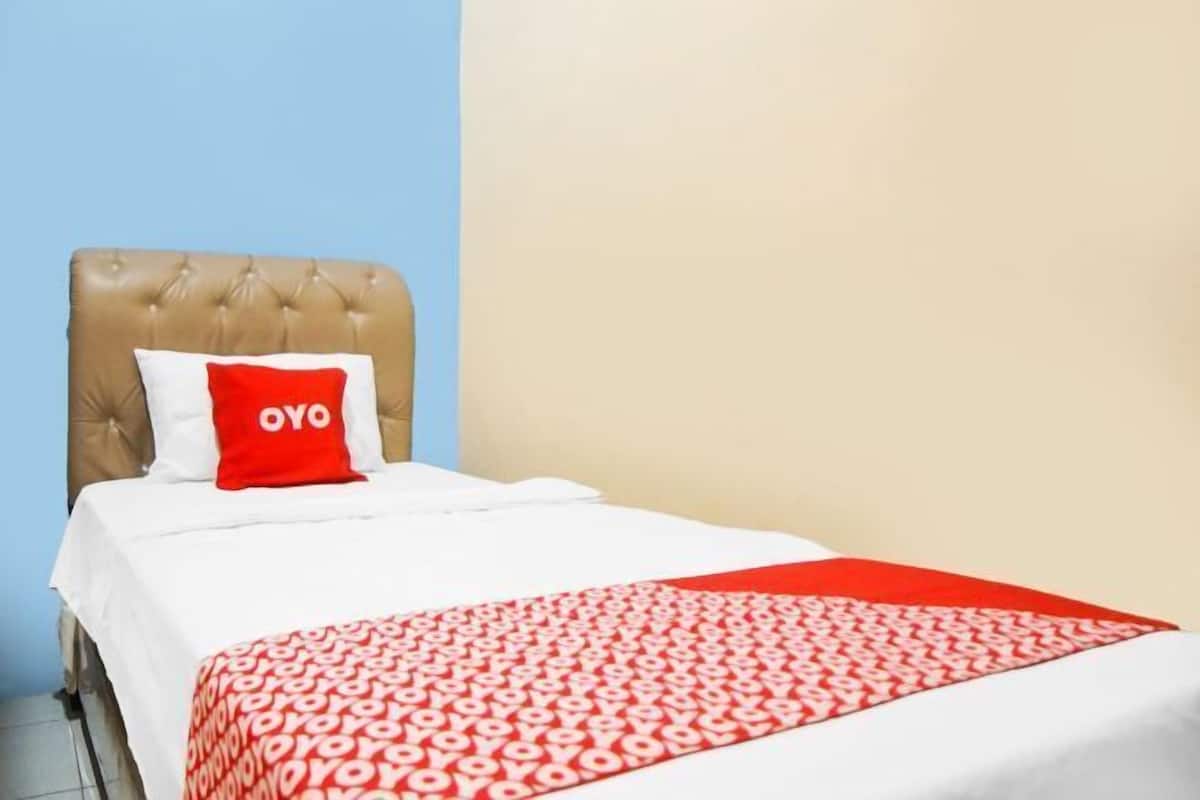 Laptop workspace, free WiFi, bed sheets