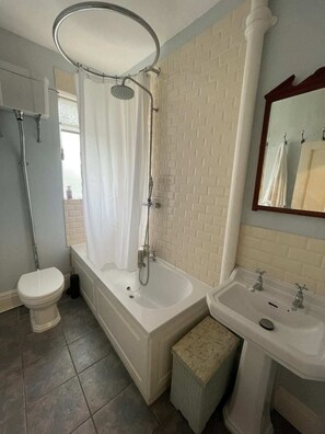 Basic Apartment, 1 Double Bed | Bathroom | Towels, soap, shampoo, toilet paper - Beautiful Vintage Style 1BD Apartment - Pimlico (London)