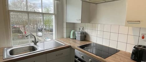 Basic Apartment, 1 Double Bed | Private kitchen | Fridge, microwave, oven, stovetop