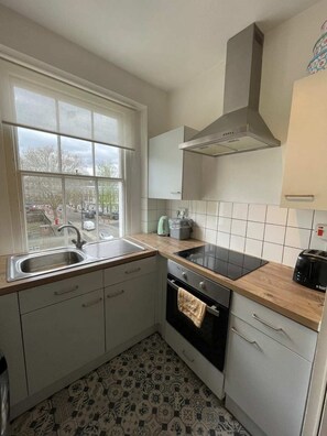 Basic Apartment, 1 Double Bed | Private kitchen - Beautiful Vintage Style 1BD Apartment - Pimlico (London)