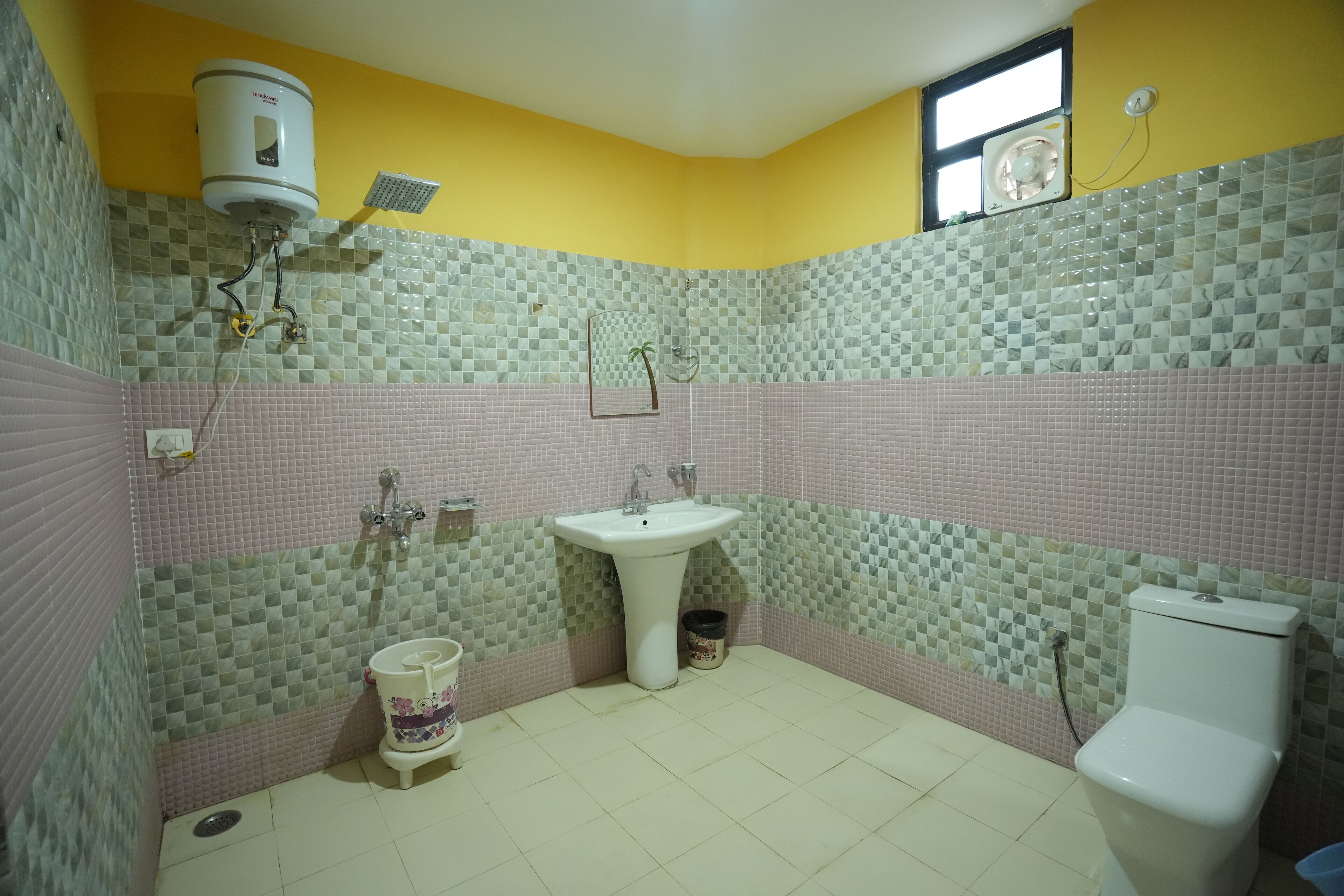 Un baño con lavabo, inodoro y ducha.
