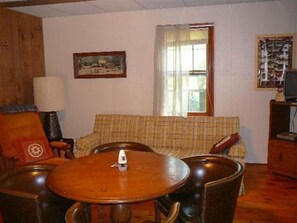 Een televisie en een open haard