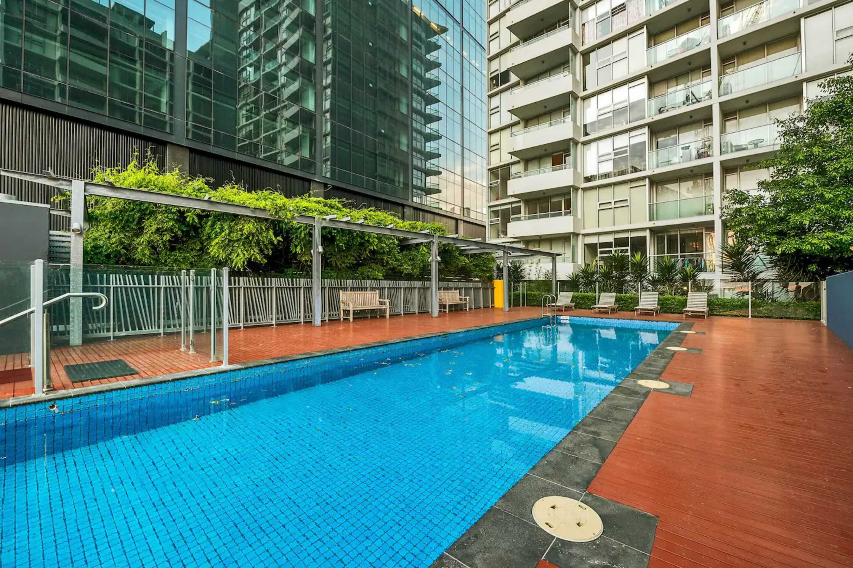 Convenient 2-bedroom Apt in Docklands With Pool