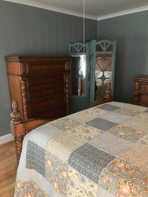 3 bedrooms, desk, iron/ironing board, free WiFi