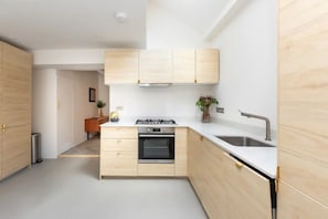 Departamento básico, varias camas | Cocina privada | Refrigerador, horno, lavavajillas y utensilios de cocina
