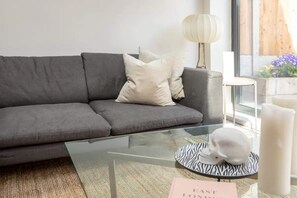 Basic-Apartment, Mehrere Betten | Wohnbereich | Fernseher