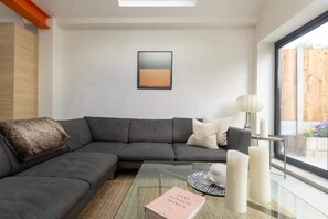Living area - Stylish 3BD Maisonette With Garden in Homerton (London)