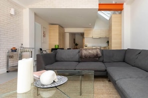 Departamento básico, varias camas | Área de sala de estar | Televisión
