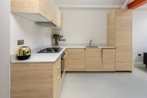 Private kitchen - Stylish 3BD Maisonette With Garden in Homerton (London)
