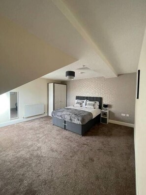 Apartment | Property grounds - Central top Floor 2-bed Apartment in Swindon (Swindon)