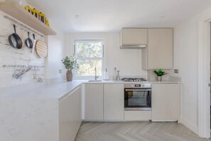 Private kitchen - Chic & Modern 2BD Maisonette in Homerton (London)