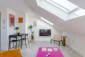 Living area - Chic & Modern 2BD Maisonette in Homerton (London)