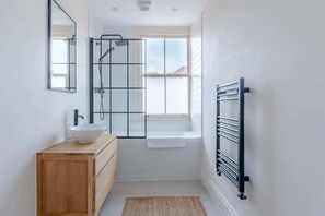 Bathroom - Chic & Modern 2BD Maisonette in Homerton (London)