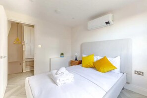 Basic Apartment, 2 Double Beds | 2 bedrooms, bed sheets - Chic & Modern 2BD Maisonette in Homerton (London)