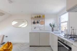 Basic Apartment, 2 Double Beds | Private kitchen | Dishwasher, cookware/dishes/utensils - Chic & Modern 2BD Maisonette in Homerton (London)