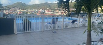 Spacious apartment with pool and gorgeous views of Marigot!