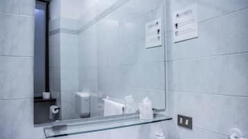 Douche, sĂšche-cheveux, serviettes fournies, savon