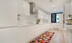 Fridge, microwave, oven, stovetop - London 4 Bedroom Private Family Holiday Modern Home (London)