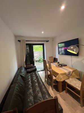 Smart TV, offices - London 4 Bedroom Private Family Holiday Modern Home (London)