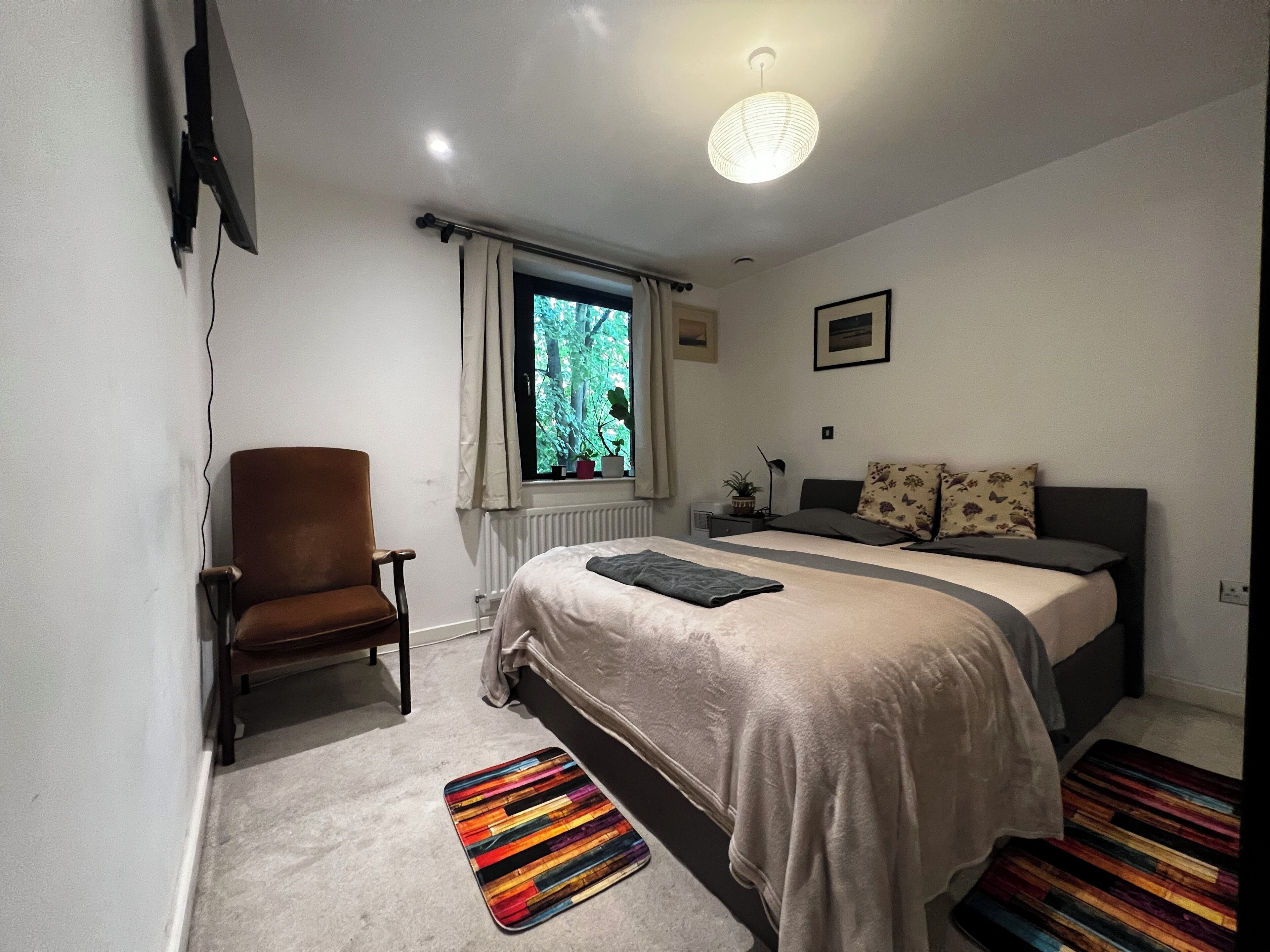 4 bedrooms, desk, iron/ironing board, travel crib