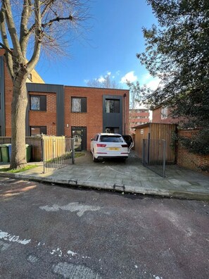 Property grounds - London 4 Bedroom Private Family Holiday Modern Home (London)