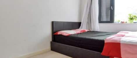 4 bedrooms, desk, iron/ironing board, travel crib