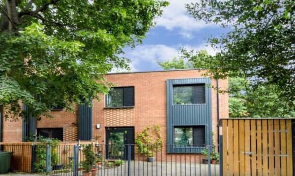 Exterior - London 4 Bedroom Private Family Holiday Modern Home (London)
