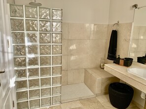 Chuveiro, secador de cabelo, bidê, toalhas de banho