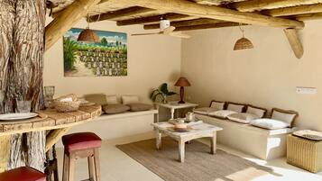 Smart-tv, een open haard, boeken en een printer