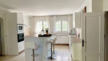 Een koelkast, een microgolfoven, een oven, een kookplaat