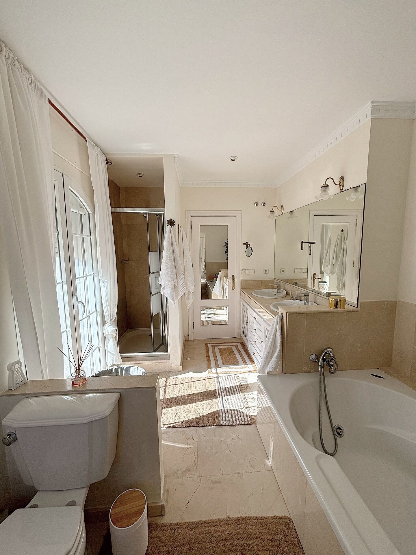 Douche, sèche-cheveux, bidet, serviettes fournies
