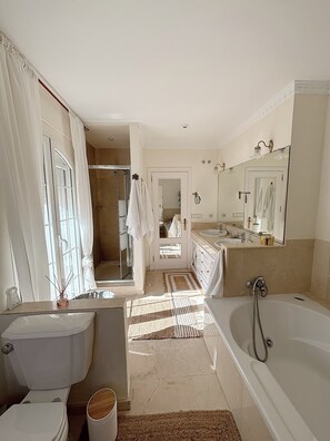 Shower, hair dryer, bidet, towels