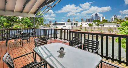 Bliss At Broadbeach - Large canal facing property
