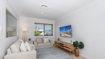 TV connectée, baby-foot, livres