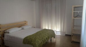 2 Schlafzimmer, Schreibtisch, Bügeleisen/Bügelbrett, Bettwäsche