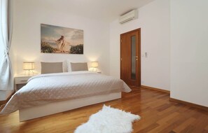 3 habitaciones, tabla de planchar con plancha, wifi y ropa de cama 