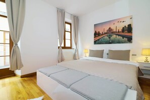 3 habitaciones, tabla de planchar con plancha, wifi y ropa de cama 