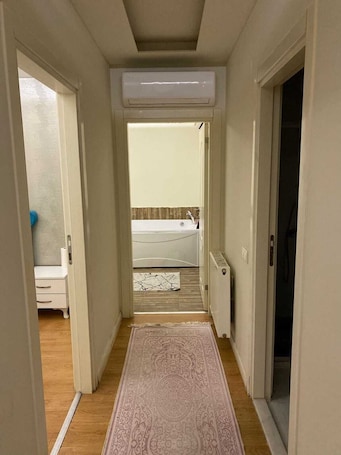2 habitaciones, minibar, escritorio y espacio para trabajar con laptop
